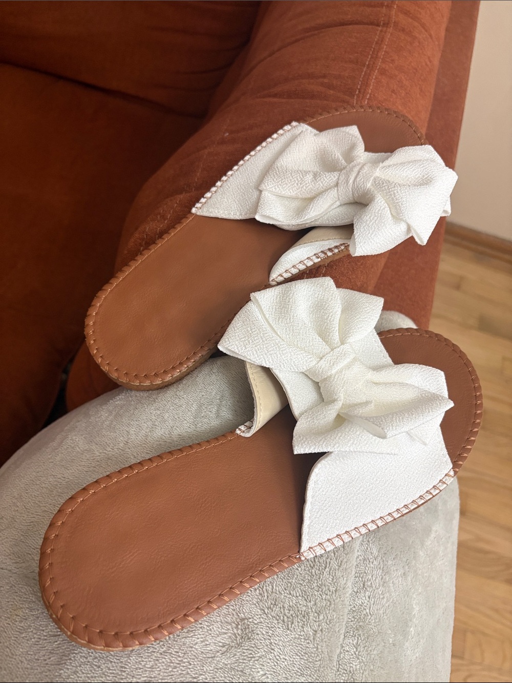 Women’s White Bow Slide Sandals with Brown Footbed